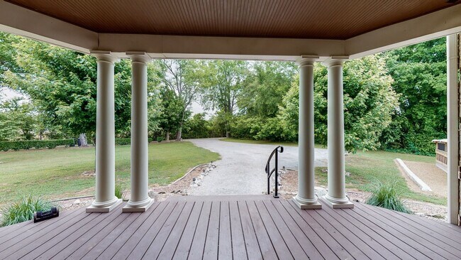 Building Photo - Stunning Lewisburg Home