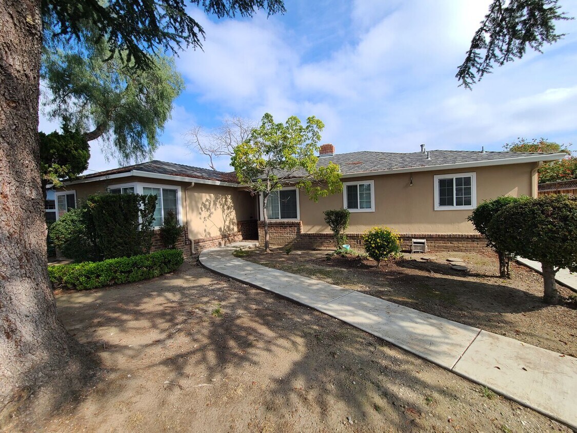 Primary Photo - Large 2 bed/1.5 bath home with HUGE yard a...
