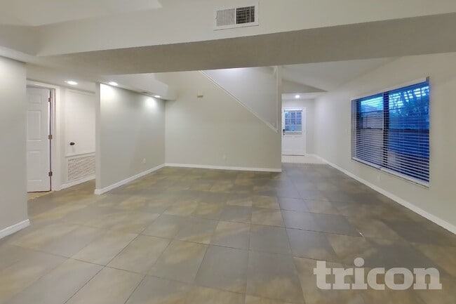 Building Photo - 419 E Springtree Way