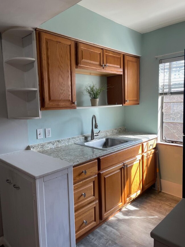 KItchen - 814 Ellison Ave Apartments