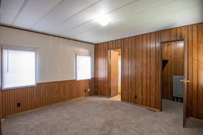 Building Photo - 3 Bedroom 2 Bath