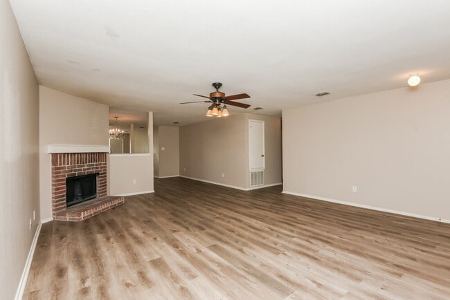 Building Photo - 1924 Kittredge Way