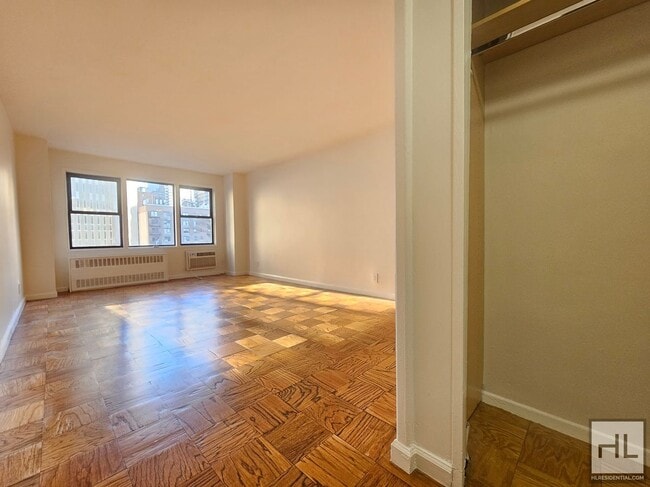 Building Photo - Spacious Studio Near the United Nations
