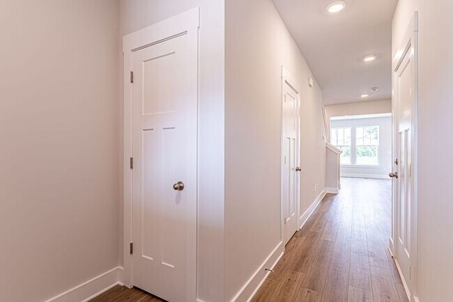 Building Photo - Brand New Townhome, Fairview Rd