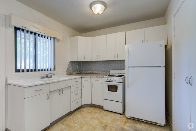 1BD, 1BA - 755SF - Kitchen - Amber Square Apartments and Townhomes