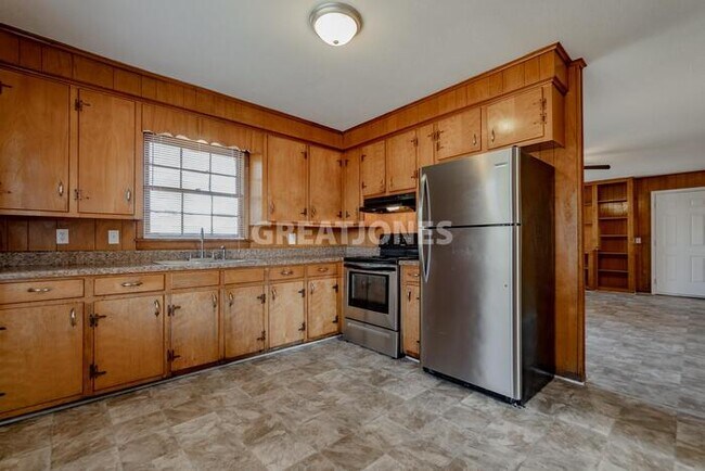 Building Photo - 2300 Oakcrest Rd