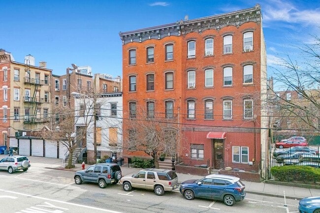 Building Photo - 189 Christopher Columbus Dr