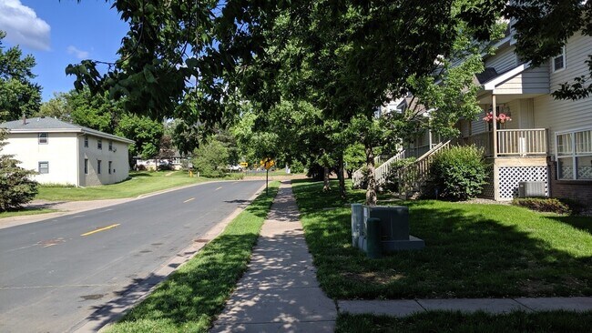 Building Photo - Location location location! This beautiful Fridley 3 bedroom townhouse, dont miss out!