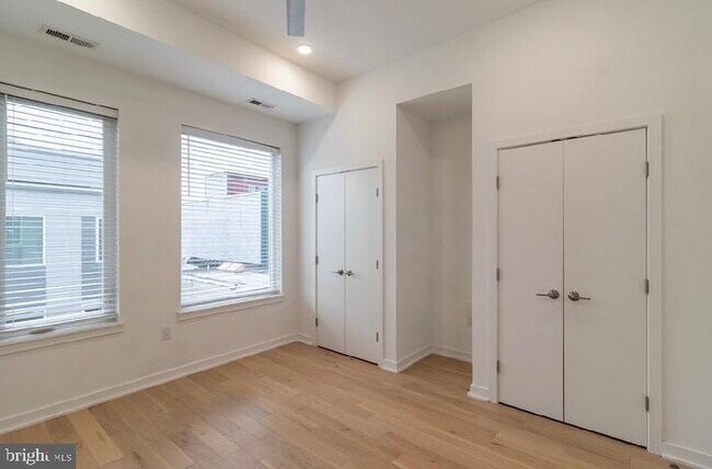 Foto del edificio - 2137 E Firth St