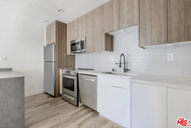 Foto del edificio - 6350 Willoughby Ave