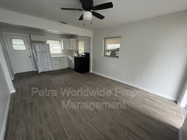 Building Photo - 924.5 N Amelia Ave