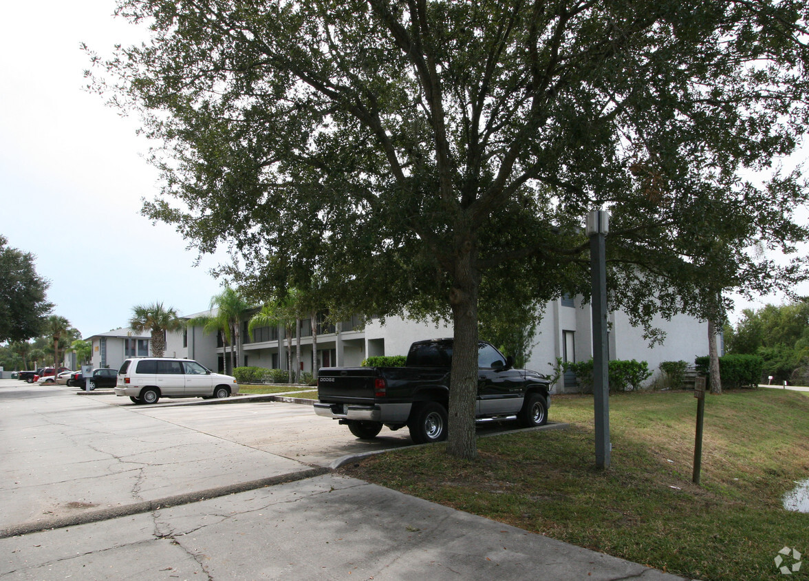 Foto del edificio - Whitfield Village Apartments