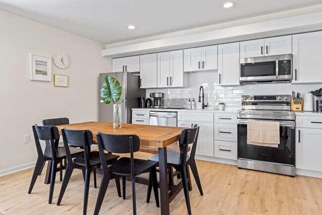 Building Photo - 142 E Youngs Ave