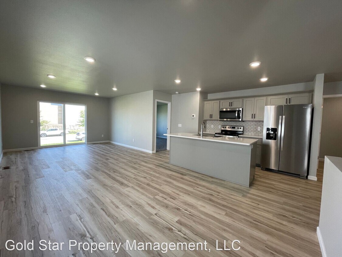 3 br, 2.5 bath House 121 Marshall Loop House Rental in Bismarck, ND