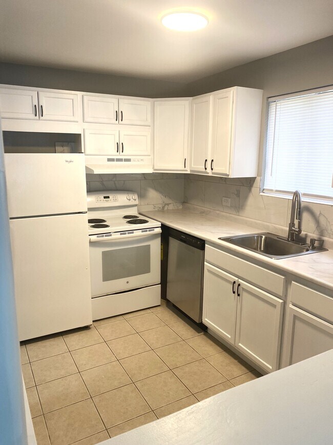 Building Photo - 4001 Bonhill Dr