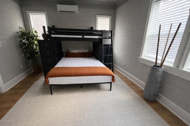 Foto del edificio - 5036 Golden Forest Dr