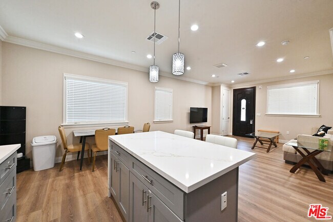 Foto del edificio - 2030 S Chapel Ave