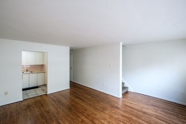 Building Photo - 643a Mt Pleasant Rd