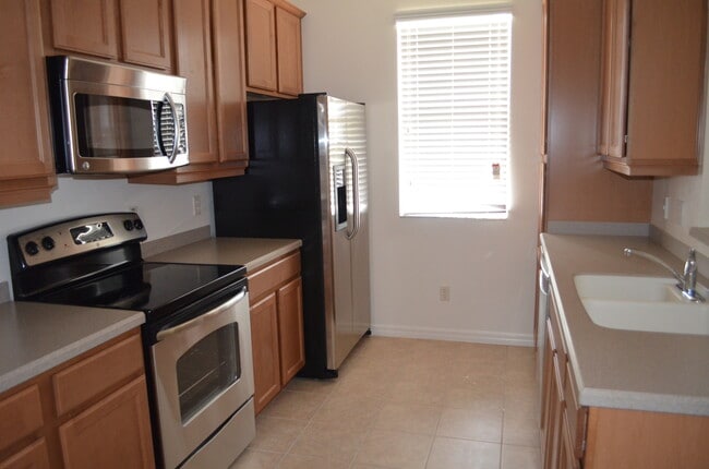 Foto del edificio - Spacious 2-Bedroom, 2.5-Bath Townhouse wit...