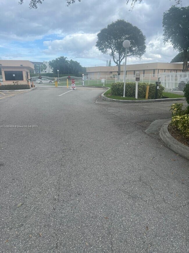 470 Executive Center Dr Unit 4F, West Palm Beach, FL 33401 Condo for