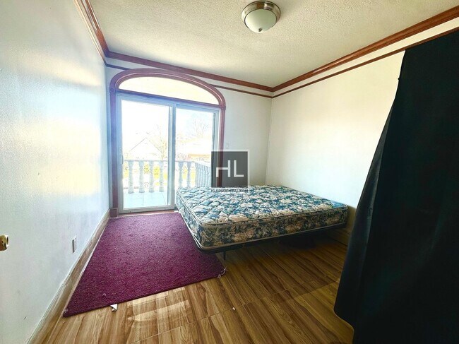 Building Photo - Expansive 2 Bedroom Apartment* All Utiliti...
