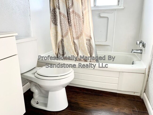 Building Photo - 2 Bedroom 1.5 Bath Townhouse