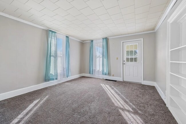 Building Photo - 130 Seymour St