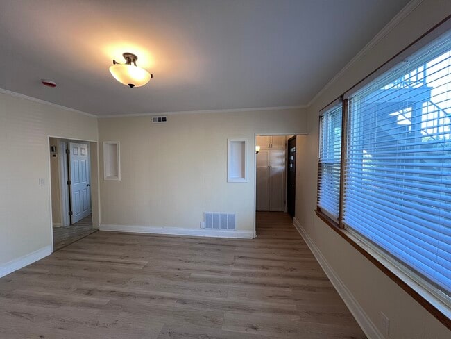 Building Photo - 5104 S Kilpatrick Ave
