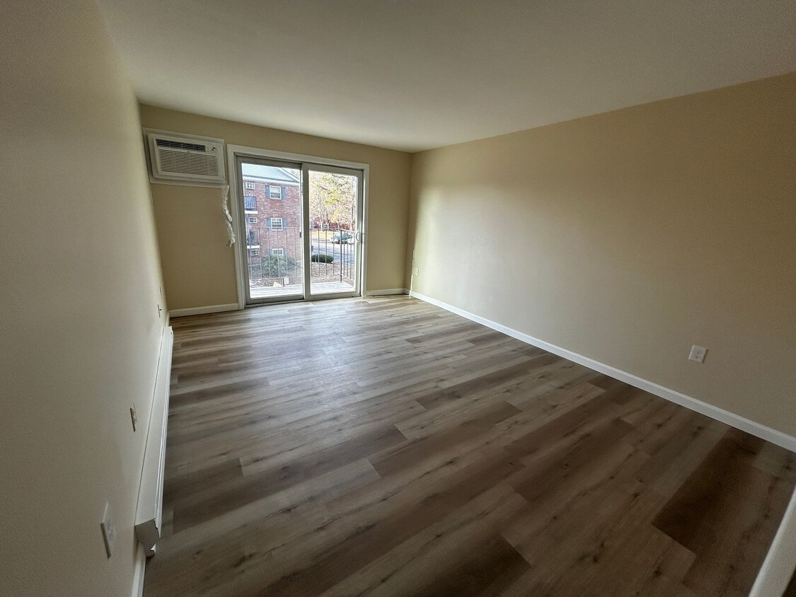 Foto principal - Second Floor, 1 bedroom, 1 bath, Loudon Rd...