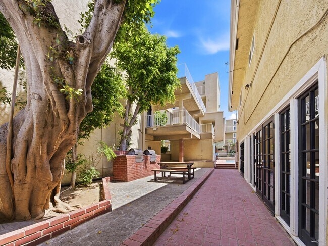 Foto del edificio - 4610 Densmore Ave