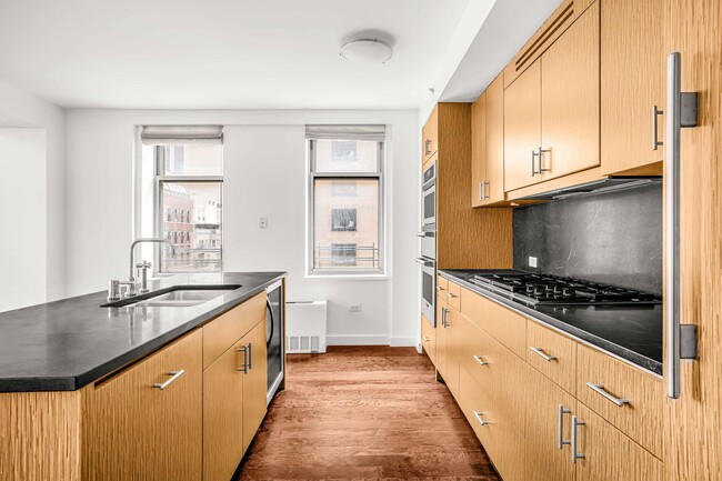 Building Photo - 100 W 58th St