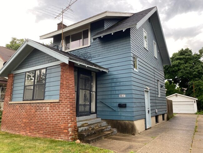Foto del edificio - Fully Rehabbed 3 Bed 2 Bath w/ Washer + Dryer