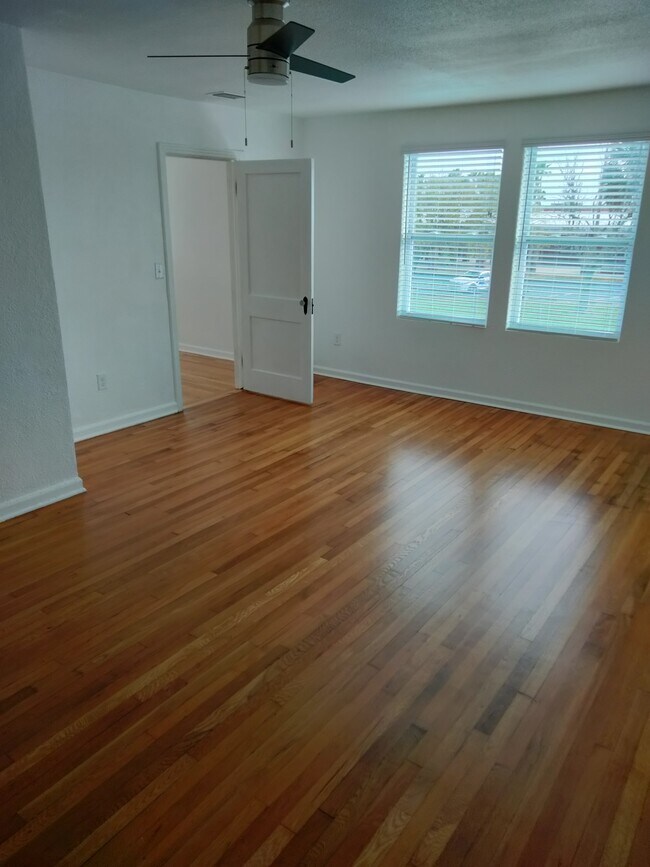 LIVING RM - 424 Seagate Ave