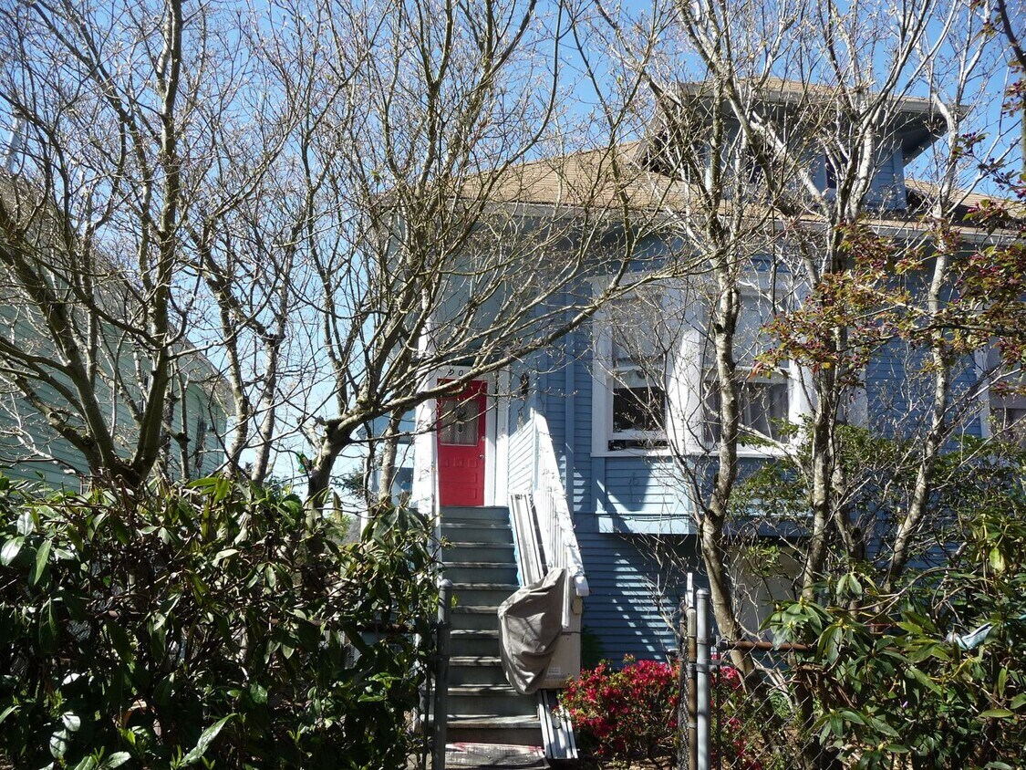 Foto principal - Charming 1+ Bedroom Duplex with Yard (Leschi)