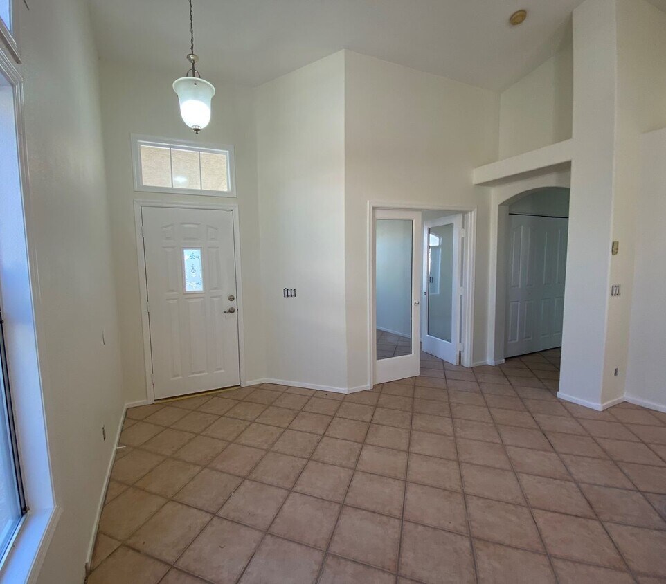 Foto principal - RARE SINGLE-STORY SUMMERLIN HOME. 2/2 + Den.