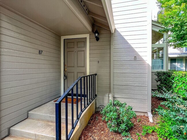 Foto del edificio - Beautiful Three Bedroom Valley Club Circle Condo in Gated Community
