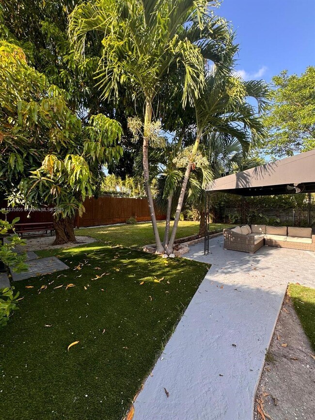 Building Photo - 365 Fairway Dr