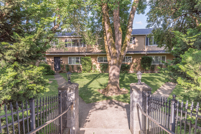 17th Ave Courtyard Entrance - North Moreland Court