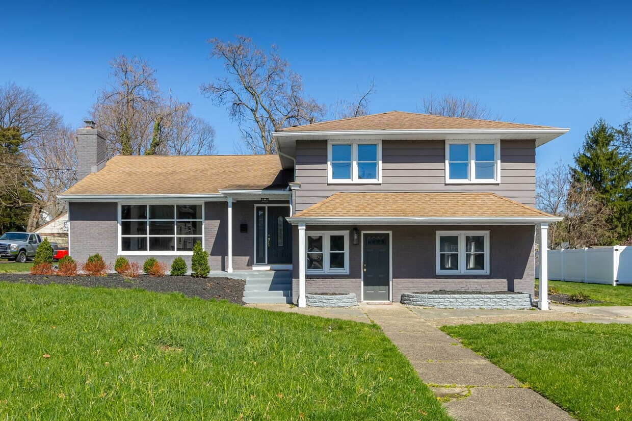 Primary Photo - 317 10th Ave