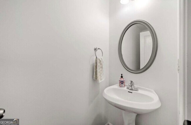 Foto del edificio - 6045 Falls Landing Dr