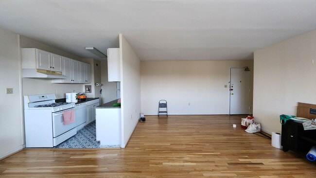 Building Photo - Utilities Included! Parking! Near Pentagon City Metro!