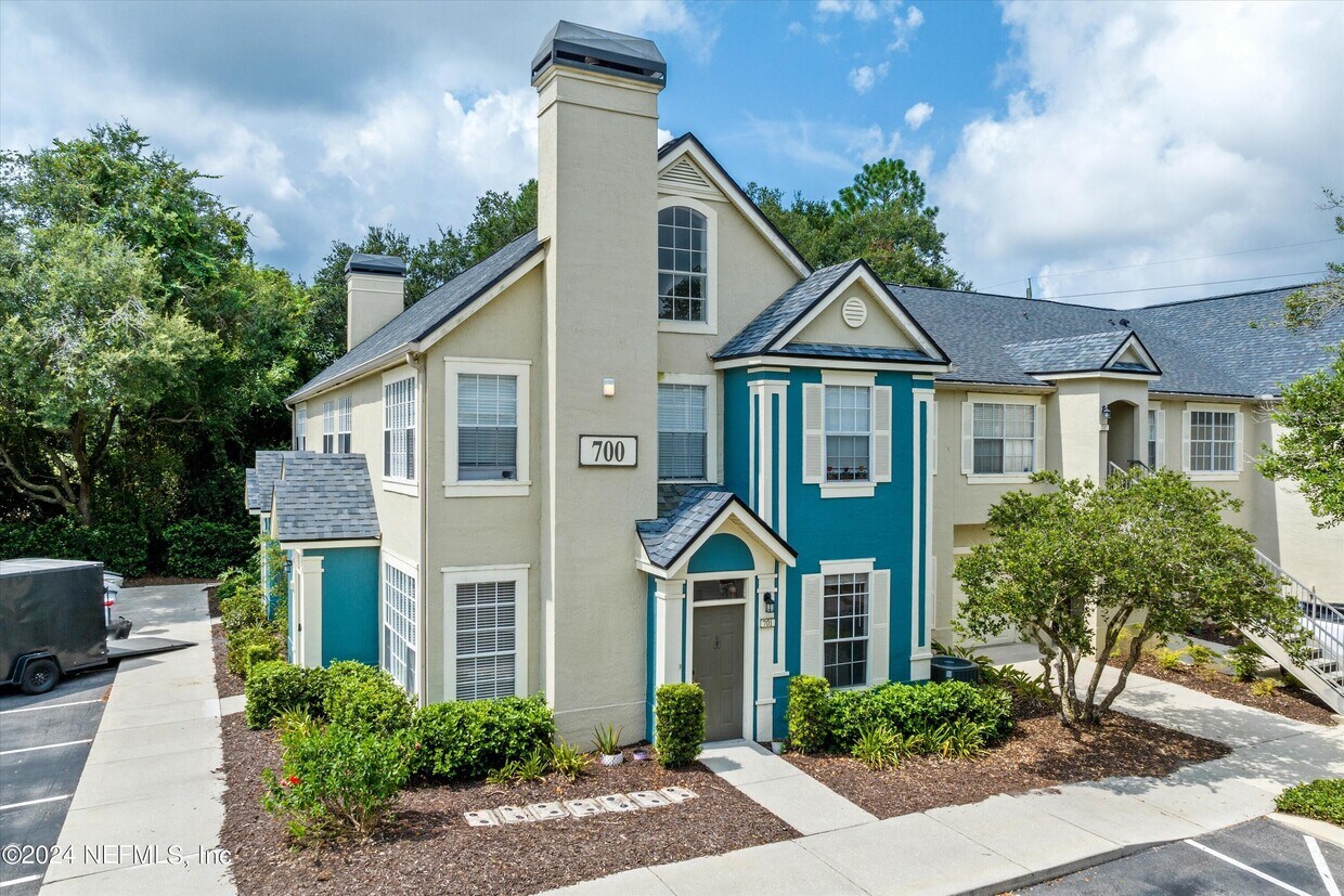 Primary Photo - 13700 Richmond Park Dr N
