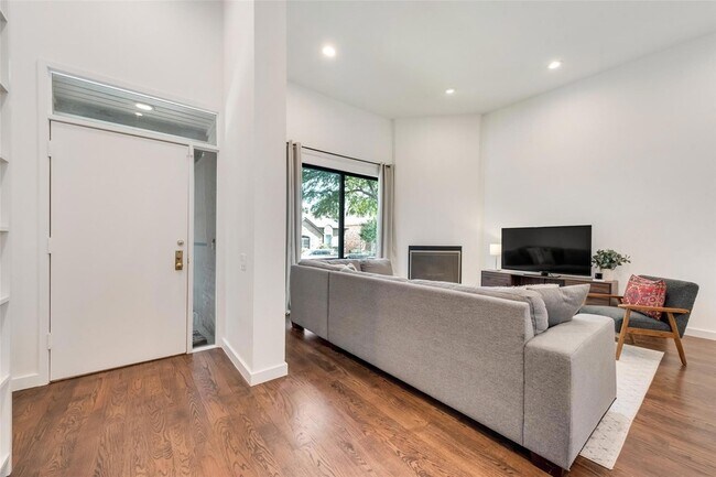 Foto del edificio - 5990 Lindenshire Ln
