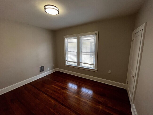 Foto del edificio - 2745 Steele Ave