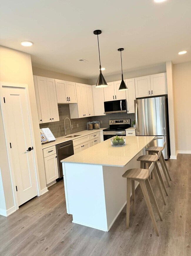 Foto del edificio - Leavenworth Lofts: Spacious Top-Floor 1-Bedroom, Corner Unit! 1 Month Free, 13-Month Lease Required