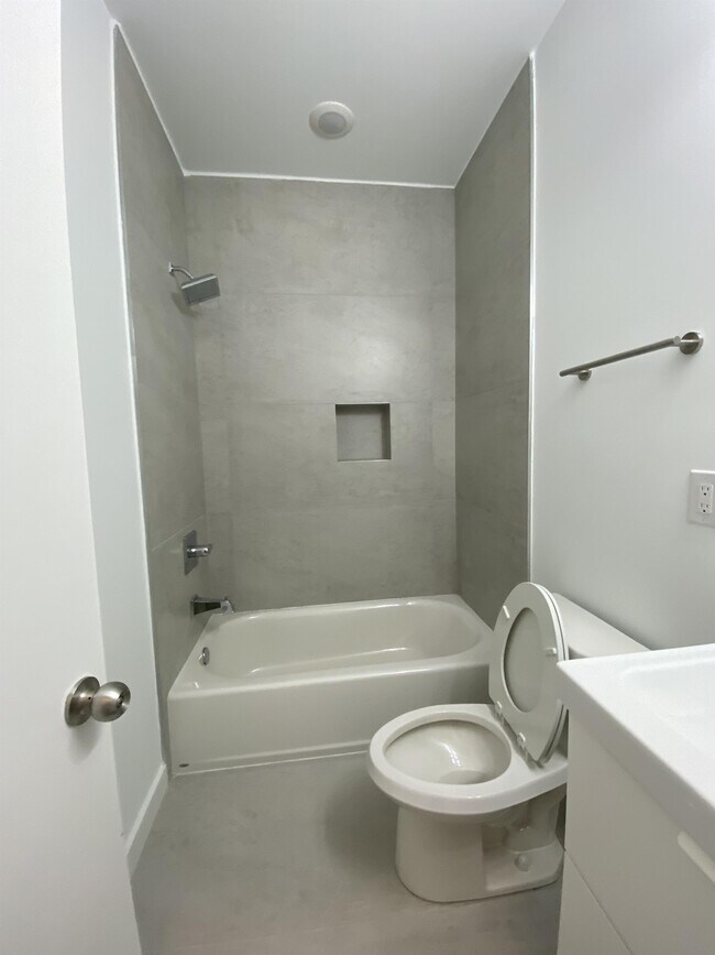 Foto del edificio - 667 N 52nd St