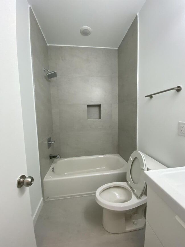 Building Photo - 667 N 52nd St