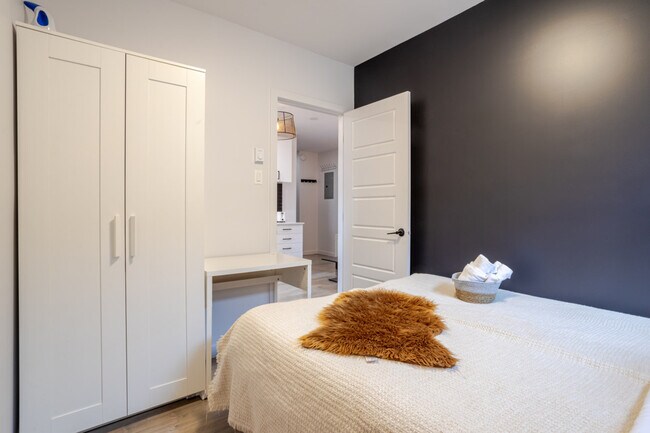 Building Photo - 4300 Rue Saint-Urbain