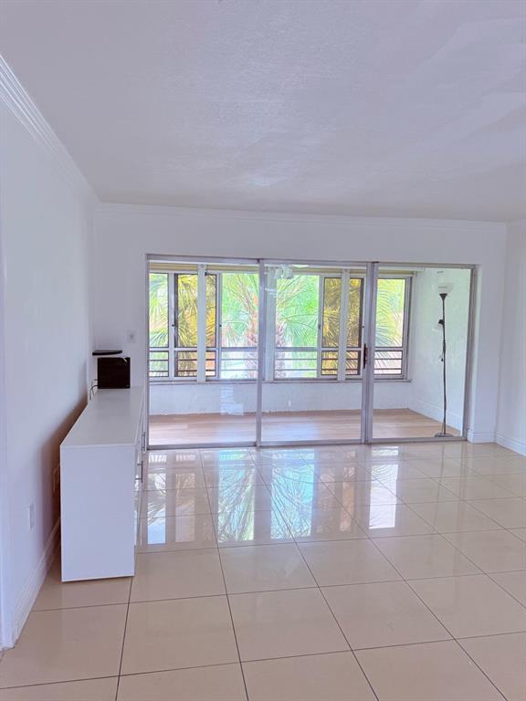 Foto del edificio - 8351 Sands Point Blvd
