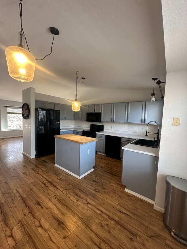 Foto del edificio - Move-In Ready 4-Bedroom Home in Stetson Hills with Fenced Yard